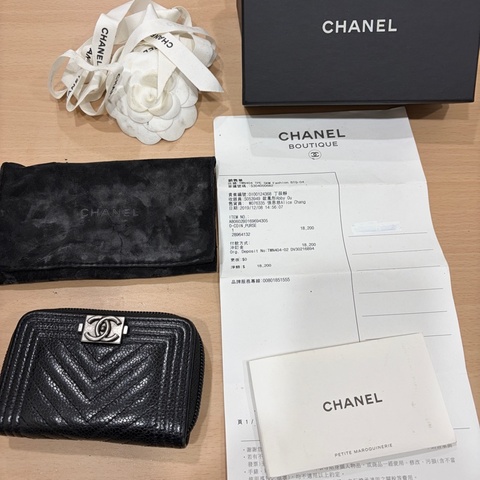 CHANEL 經典菱格紋BOY牛皮銀扣雙C拉鍊短夾皮夾零錢包