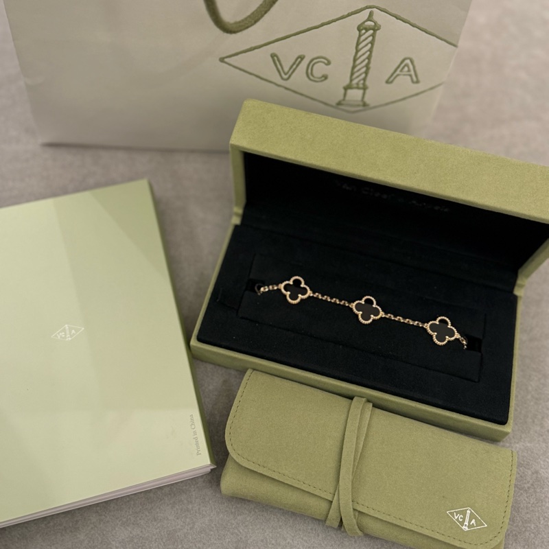 (專櫃剛抱出全新僅試戴)Van Cleef&Arpels梵克雅寶vca黑五花手練-0