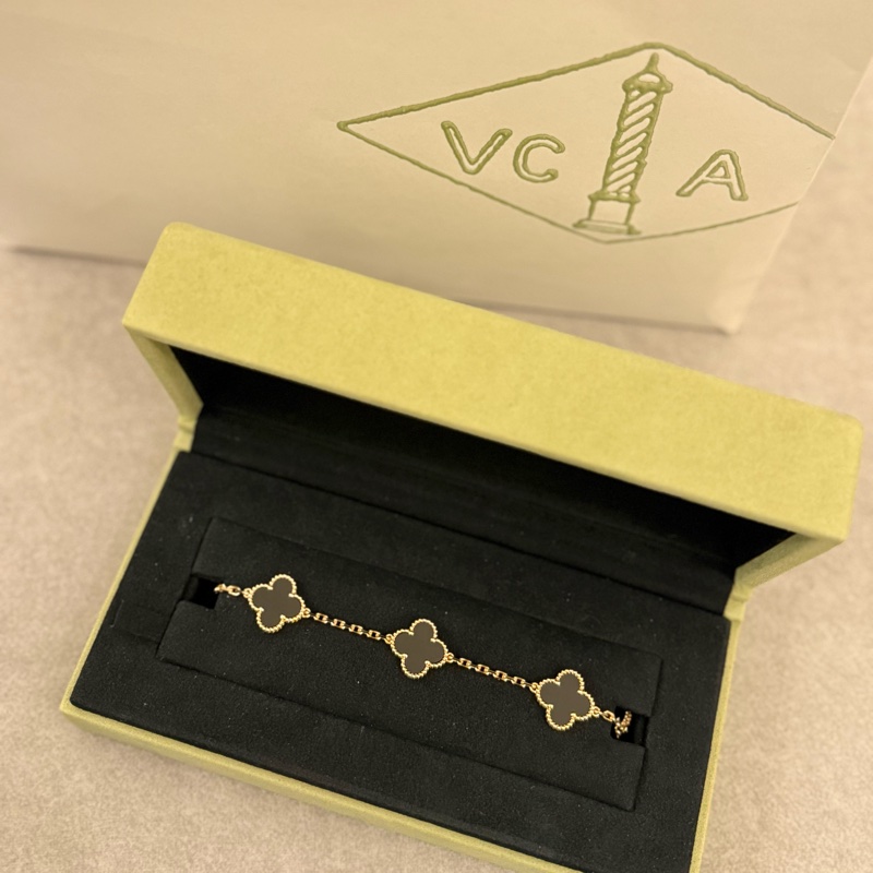 (專櫃剛抱出全新僅試戴)Van Cleef&Arpels梵克雅寶vca黑五花手練-1
