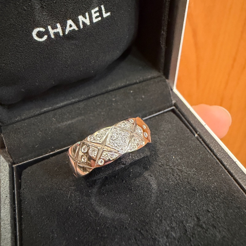 Chanel 750白K金菱格紋點鑽Coco crush戒指-1