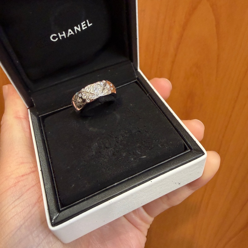 Chanel 750白K金菱格紋點鑽Coco crush戒指-2