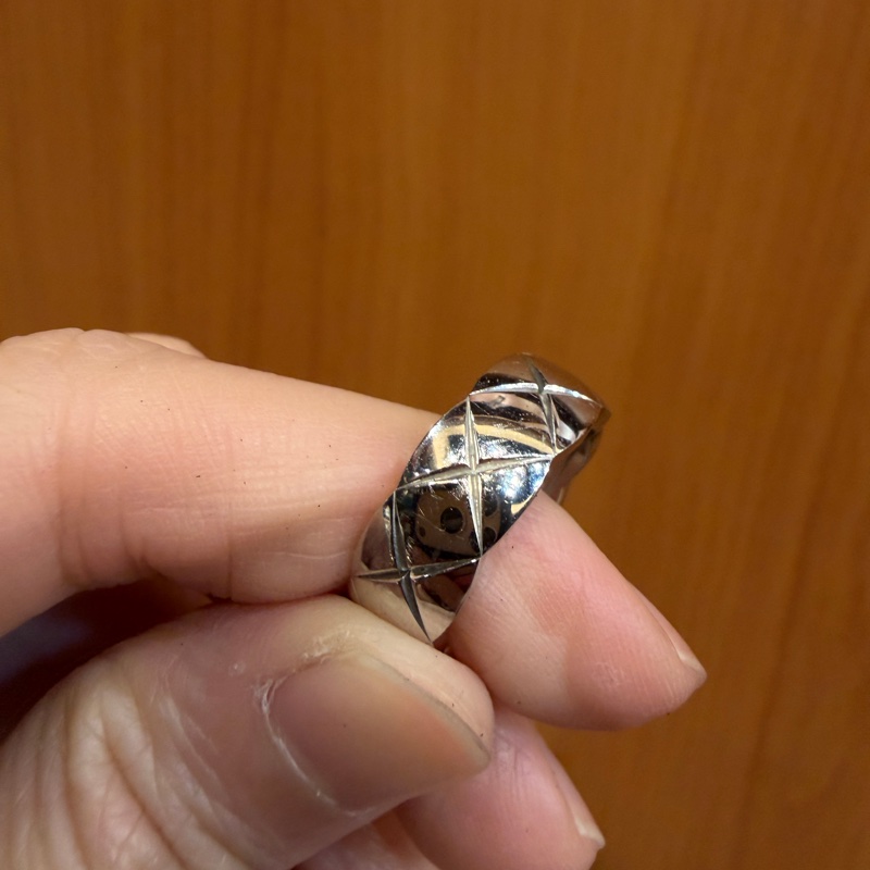 Chanel 750白K金菱格紋點鑽Coco crush戒指-3