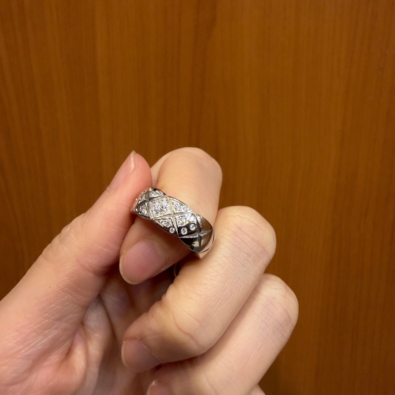 Chanel 750白K金菱格紋點鑽Coco crush戒指-4