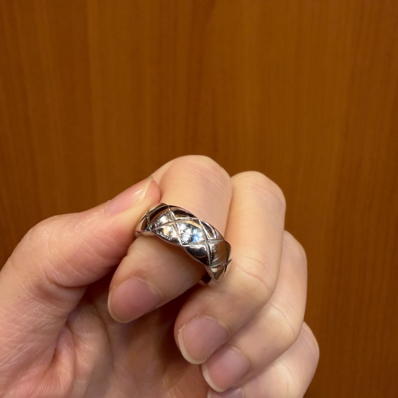 Chanel 750白K金菱格紋點鑽Coco crush戒指-5