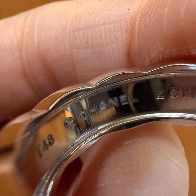 Chanel 750白K金菱格紋點鑽Coco crush戒指-8