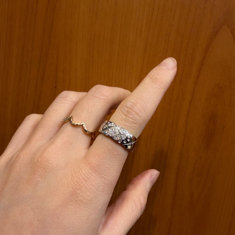 Chanel 750白K金菱格紋點鑽Coco crush戒指-11