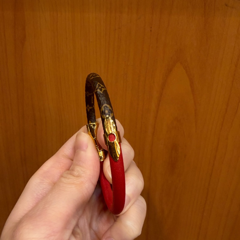 LV 原花拼紅牛皮Daily Confidential手環M8277F-4