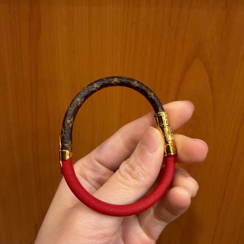 LV 原花拼紅牛皮Daily Confidential手環M8277F-6