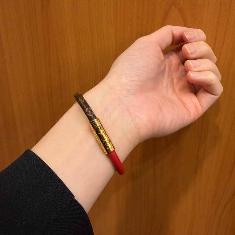 LV 原花拼紅牛皮Daily Confidential手環M8277F-10