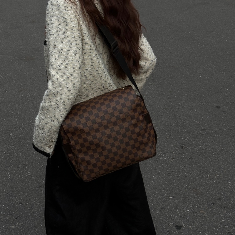 【極新🎁】 LV Damier 經典棋盤格 多夾層斜背包 （專櫃10.3萬）-1