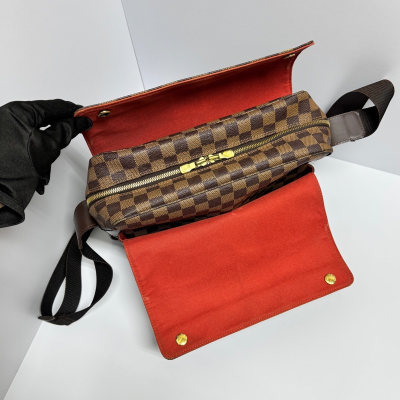 【極新🎁】 LV Damier 經典棋盤格 多夾層斜背包 （專櫃10.3萬）-13