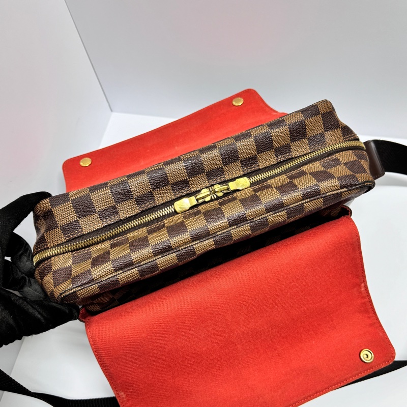 【極新🎁】 LV Damier 經典棋盤格 多夾層斜背包 （專櫃10.3萬）-16