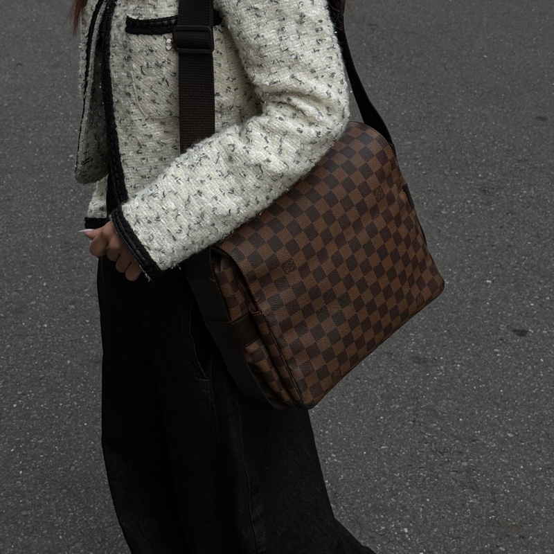 【極新🎁】 LV Damier 經典棋盤格 多夾層斜背包 （專櫃10.3萬）-23