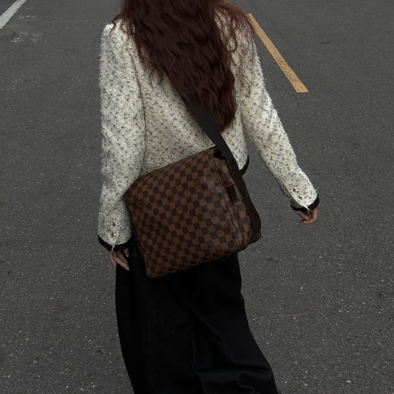 【極新🎁】 LV Damier 經典棋盤格 多夾層斜背包 （專櫃10.3萬）-25