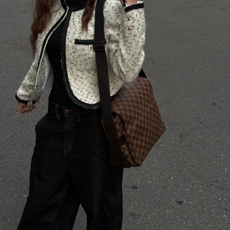 【極新🎁】 LV Damier 經典棋盤格 多夾層斜背包 （專櫃10.3萬）-26