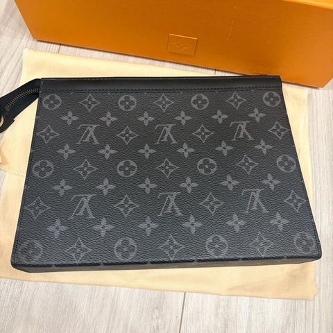 2025/9月芯片款，LV Pochette Voyage MM 黑花 手拿包 M61692 官網購入 近全新 附盒發票