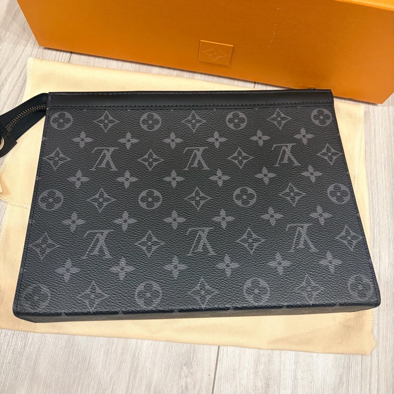 2025/9月芯片款，LV Pochette Voyage MM 黑花 手拿包 M61692 官網購入 近全新 附盒發票-0