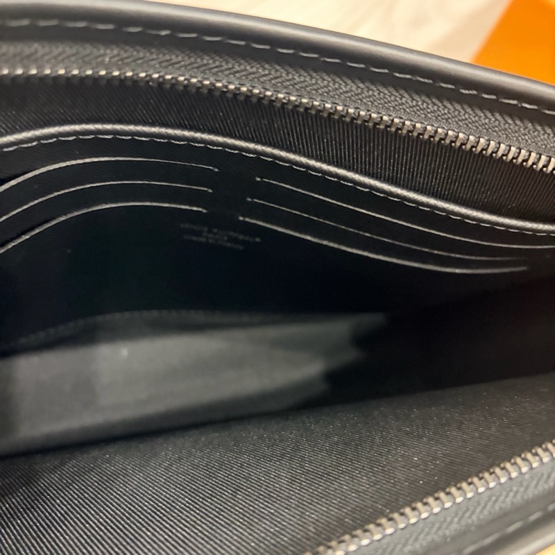2025/9月芯片款，LV Pochette Voyage MM 黑花 手拿包 M61692 官網購入 近全新 附盒發票-2