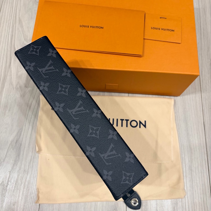 2025/9月芯片款，LV Pochette Voyage MM 黑花 手拿包 M61692 官網購入 近全新 附盒發票-3