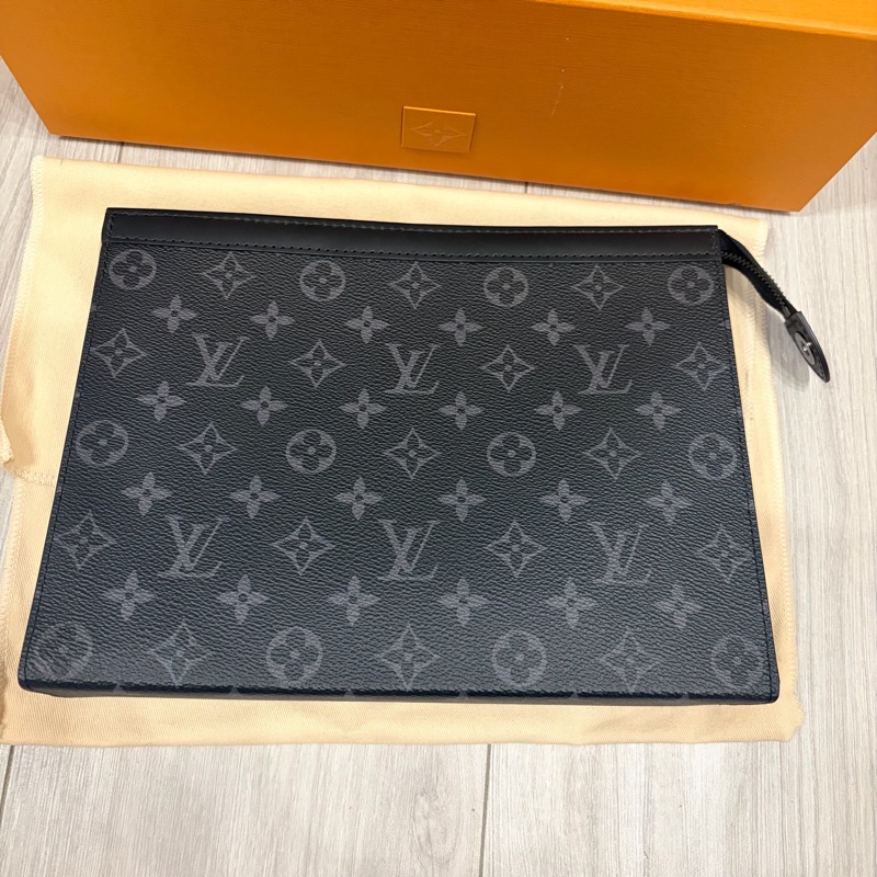 2025/9月芯片款，LV Pochette Voyage MM 黑花 手拿包 M61692 官網購入 近全新 附盒發票-6