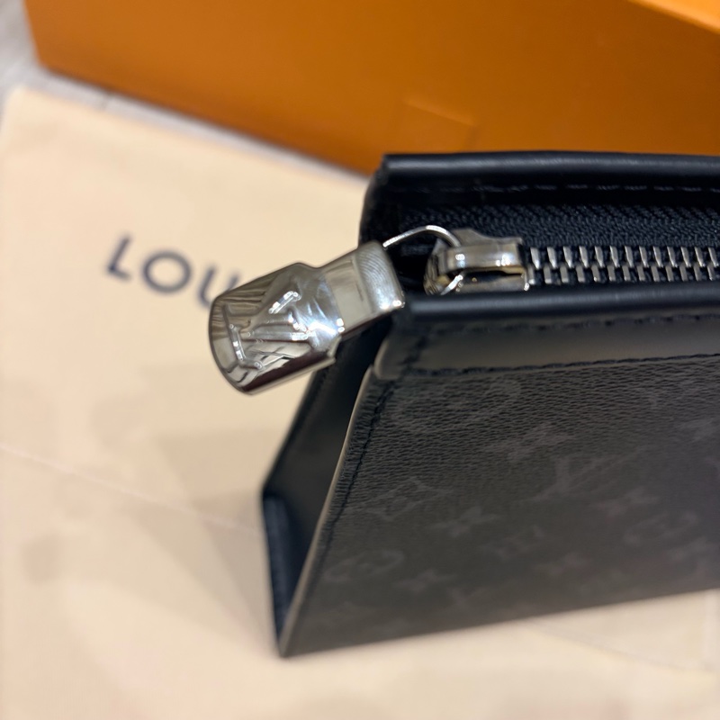 2025/9月芯片款，LV Pochette Voyage MM 黑花 手拿包 M61692 官網購入 近全新 附盒發票-9