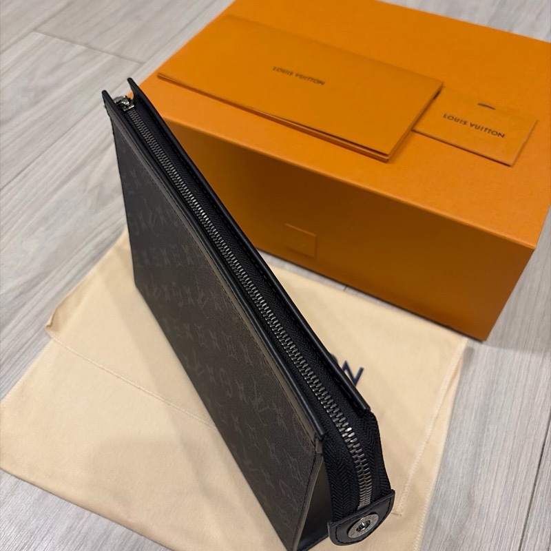 2025/9月芯片款，LV Pochette Voyage MM 黑花 手拿包 M61692 官網購入 近全新 附盒發票-10