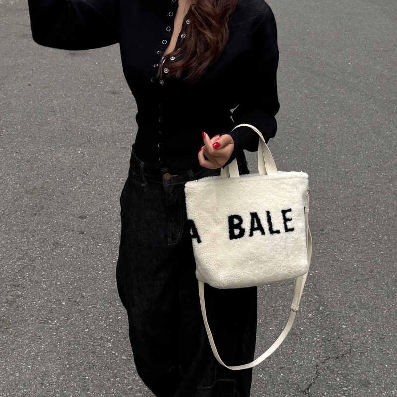 【全新品🎁】 Balenciaga 巴黎世家 毛毛限定款 斜背包（專櫃97,600）-1