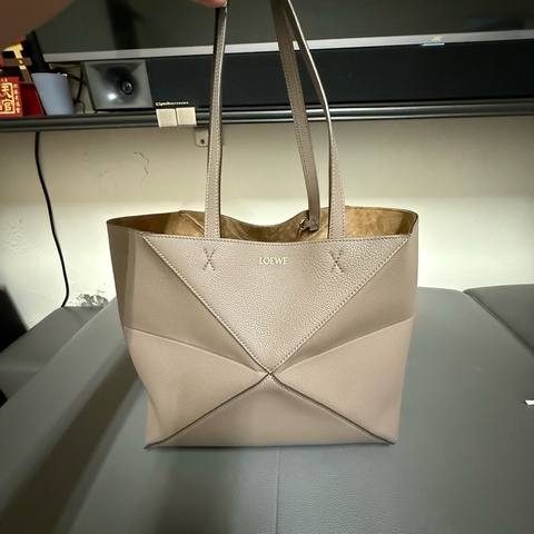 LOEWE 的 Puzzle Fold Tote 系列