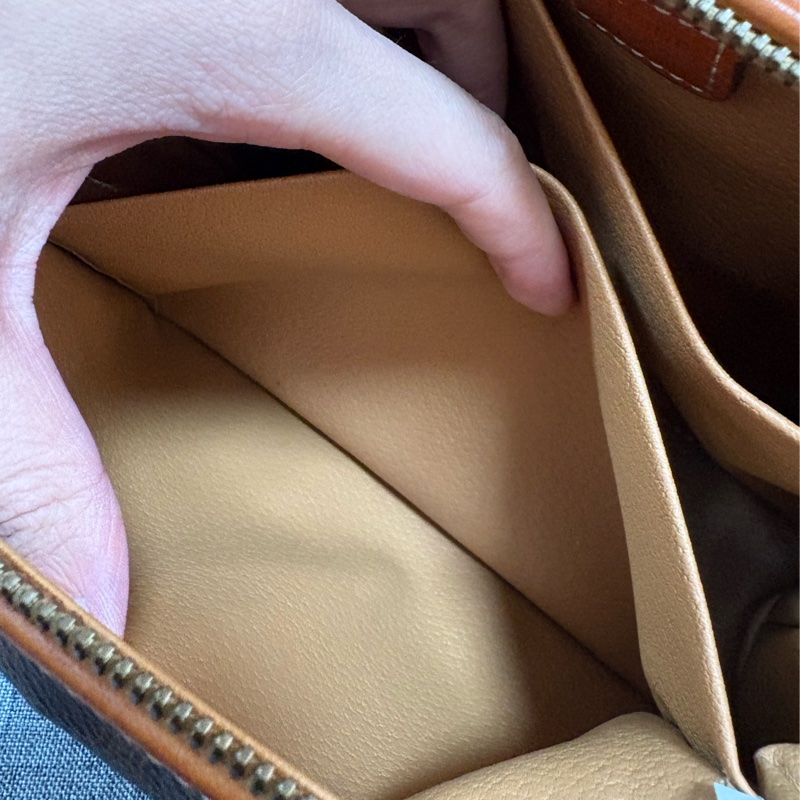 Celine中號凱旋門棕色雲朵包 化妝包 斜跨包-5