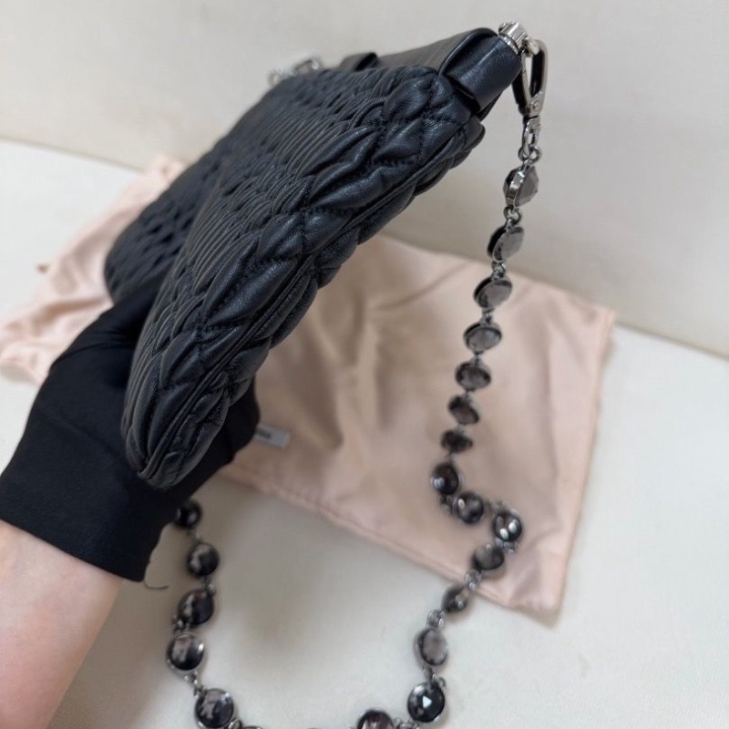 Miumiu黑色手提斜背包寶石鏈條 25*14 9新配件塵袋-3