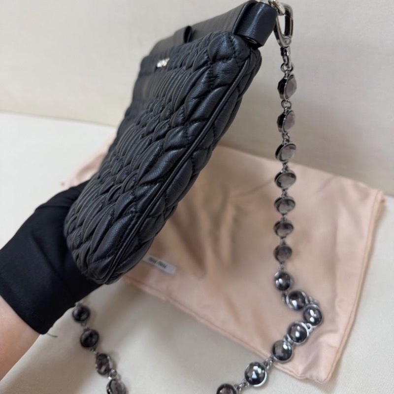 Miumiu黑色手提斜背包寶石鏈條 25*14 9新配件塵袋-4