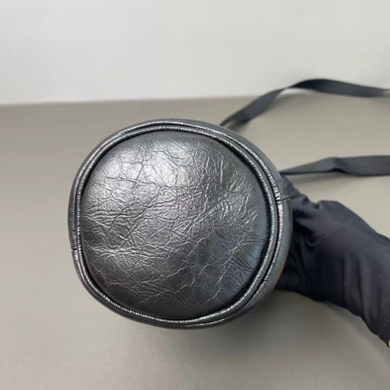 Balenciaga Bottle Holder 水桶包 10*18*9.5 9新配件肩帶 購證 吊牌 塵袋-3