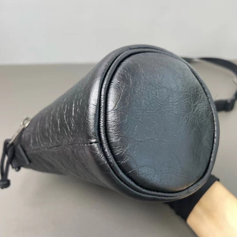 Balenciaga Bottle Holder 水桶包 10*18*9.5 9新配件肩帶 購證 吊牌 塵袋-4