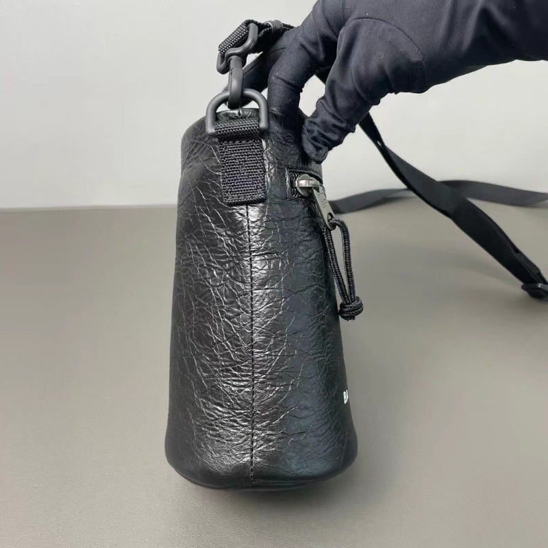 Balenciaga Bottle Holder 水桶包 10*18*9.5 9新配件肩帶 購證 吊牌 塵袋-5
