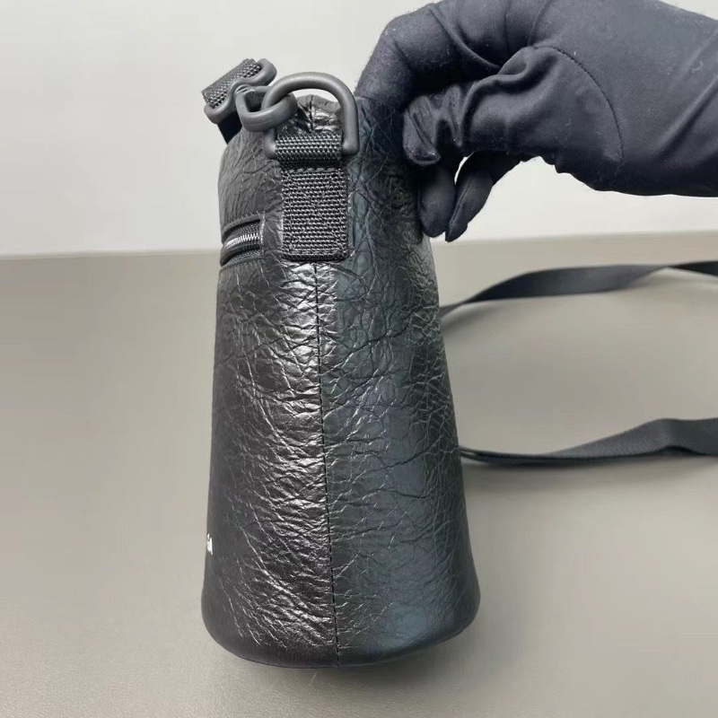 Balenciaga Bottle Holder 水桶包 10*18*9.5 9新配件肩帶 購證 吊牌 塵袋-6