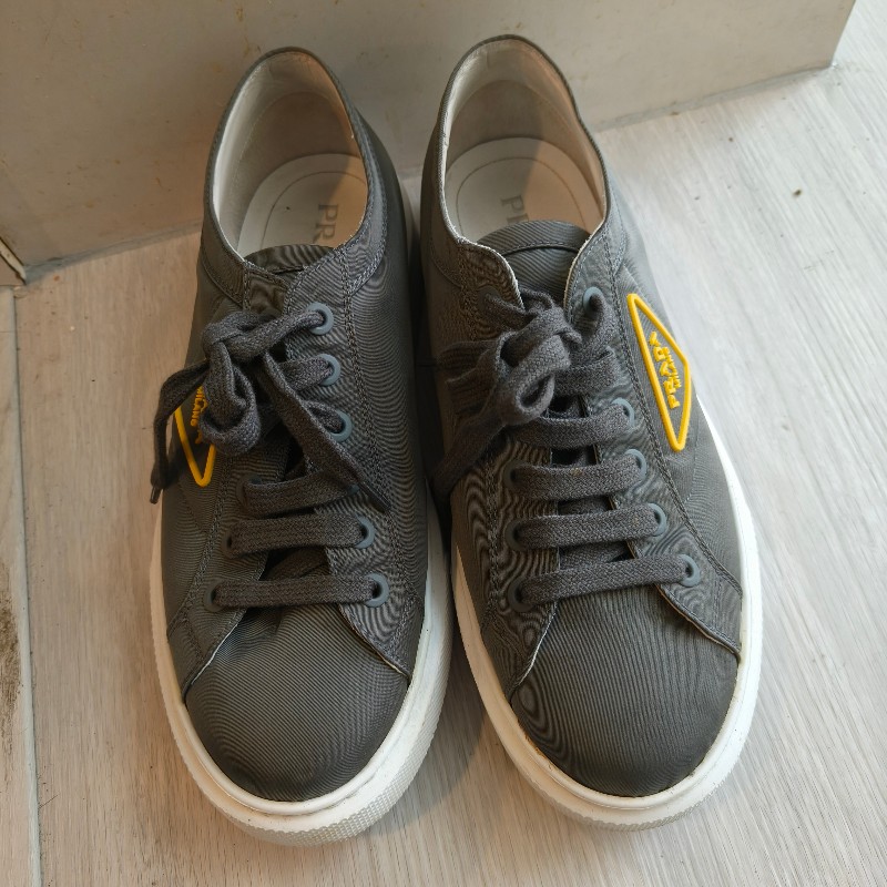 ㊣✨ PRADA ✨**尺寸：9 1/2**軍綠 防潑水 綁帶 休閒鞋/二手鞋/二手精品/保證正品🌳二手樹屋🌳-1