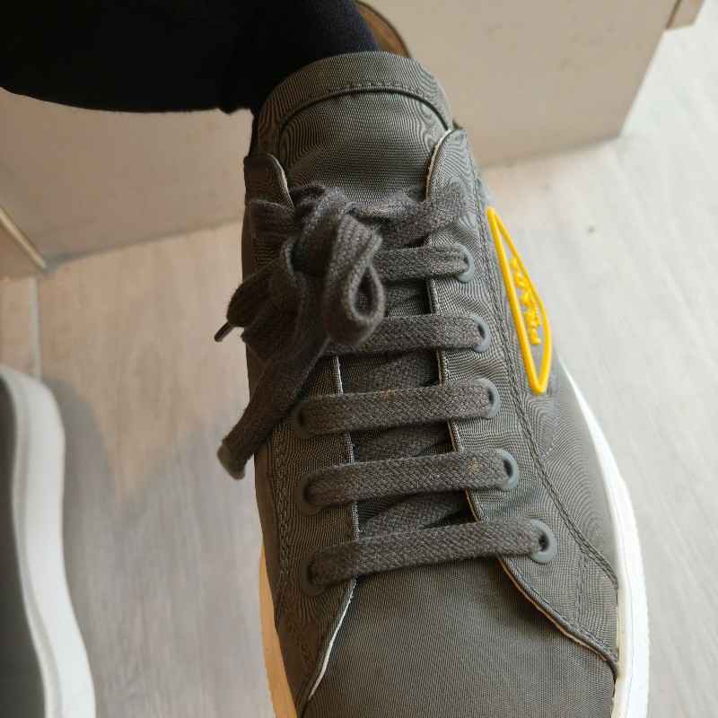 ㊣✨ PRADA ✨**尺寸：9 1/2**軍綠 防潑水 綁帶 休閒鞋/二手鞋/二手精品/保證正品🌳二手樹屋🌳-3
