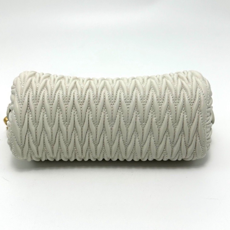 MIUMIU白色金扣羊皮手提 腋下圓筒包16*8*8 95新配件保卡 塵袋-5