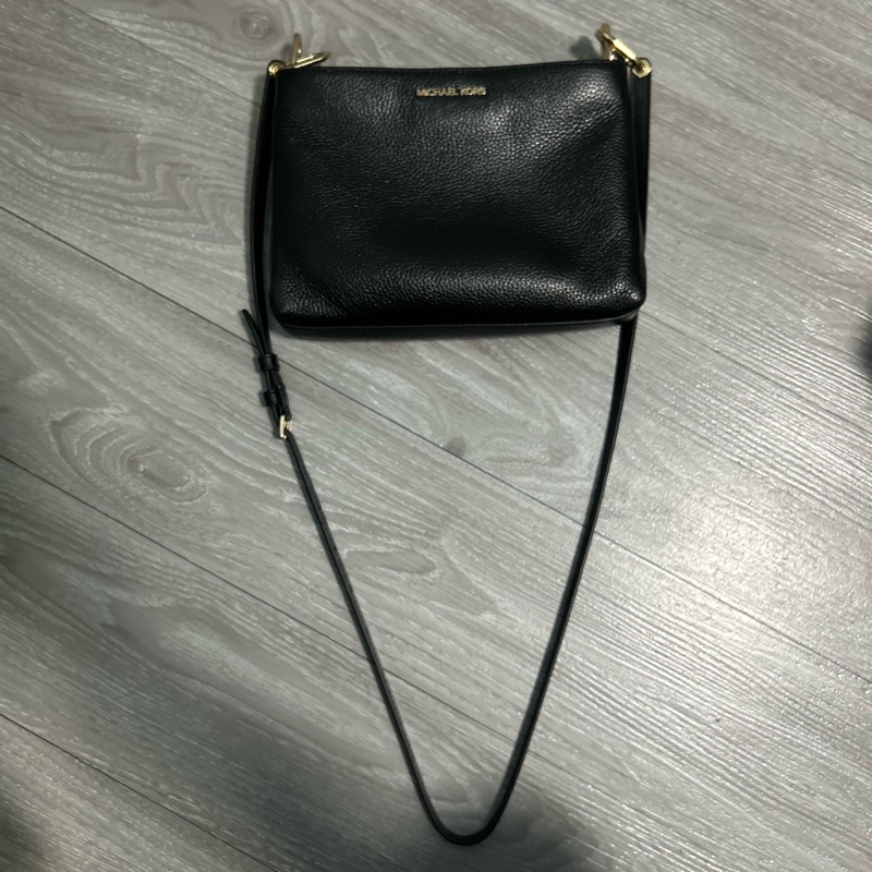 Michael Kors 金屬LOGO荔枝紋皮革磁吸三層斜背包-1