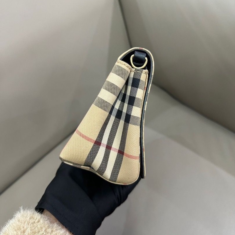 BURBERRY Note卡其色 帆布菱格紋斜背包18*12 9新配件塵袋-5