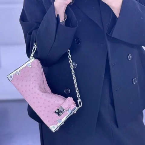 LV新版Slim Trunk橫版粉色 鴕鳥皮肩背斜背包盒子包 芯片款23*11*4 9新配件塵袋