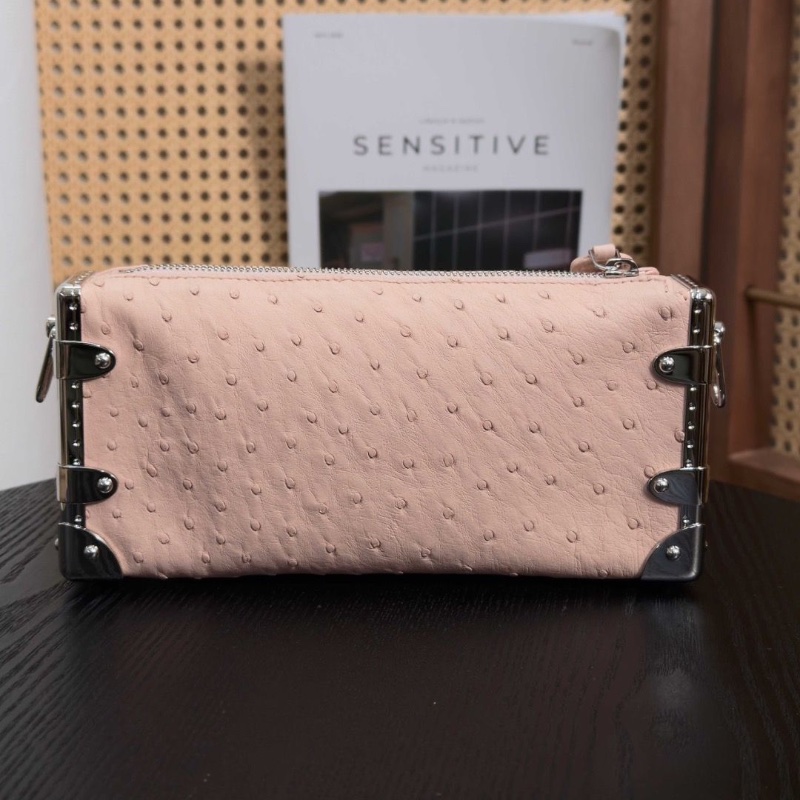 LV新版Slim Trunk橫版粉色 鴕鳥皮肩背斜背包盒子包 芯片款23*11*4 9新配件塵袋-2