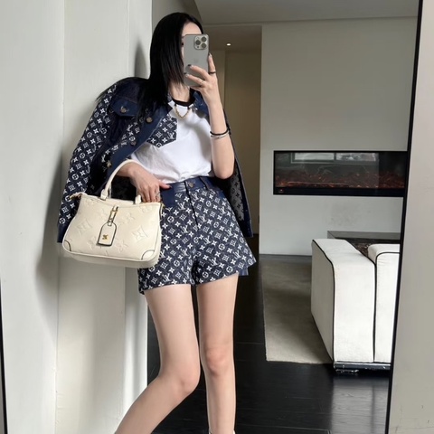 LV TRIANON奶白色金扣 小號手提肩背斜背包 28*18*8 99新配件盒子 塵袋 芯片款