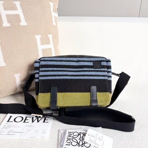 Loewe拼色毛氈郵差包25*18*10 98新配件購證 塵袋