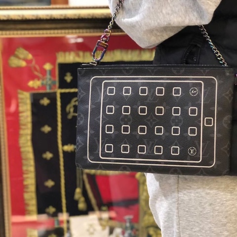 LV黑武士藤原浩限量閃電手拿包24*16  98新配件盒子 購證 塵袋