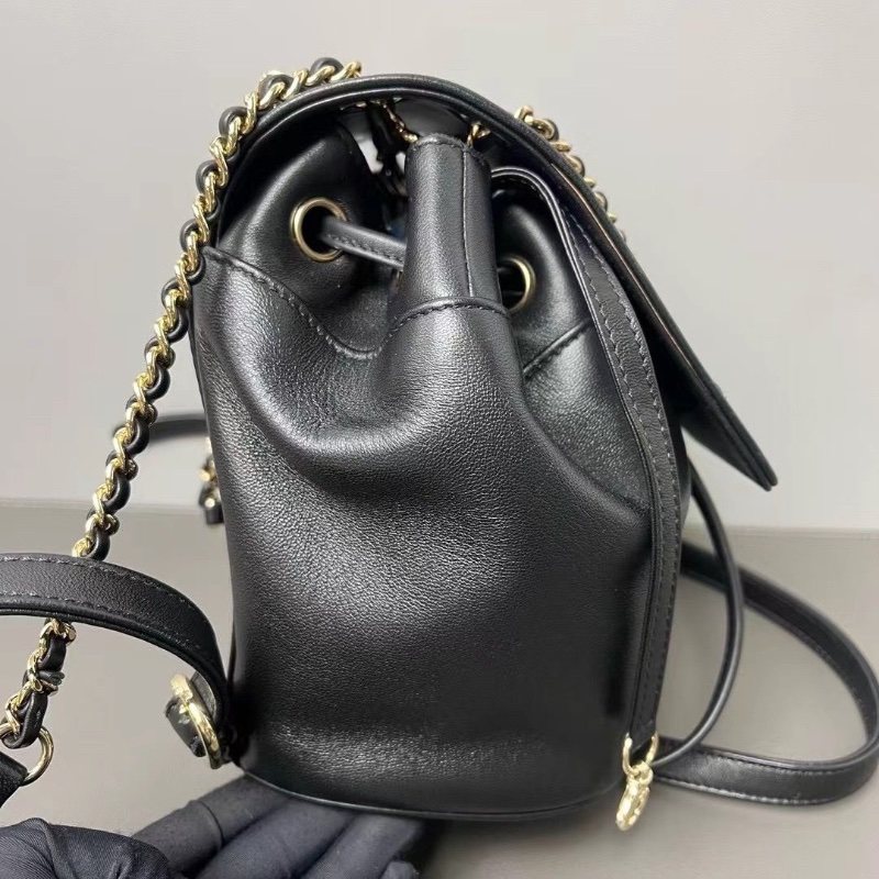 Chanel 金扣浮雕 大logo黑金後背包迷你小書包 羊皮 16*18*12cm 9新配件保卡塵袋-3