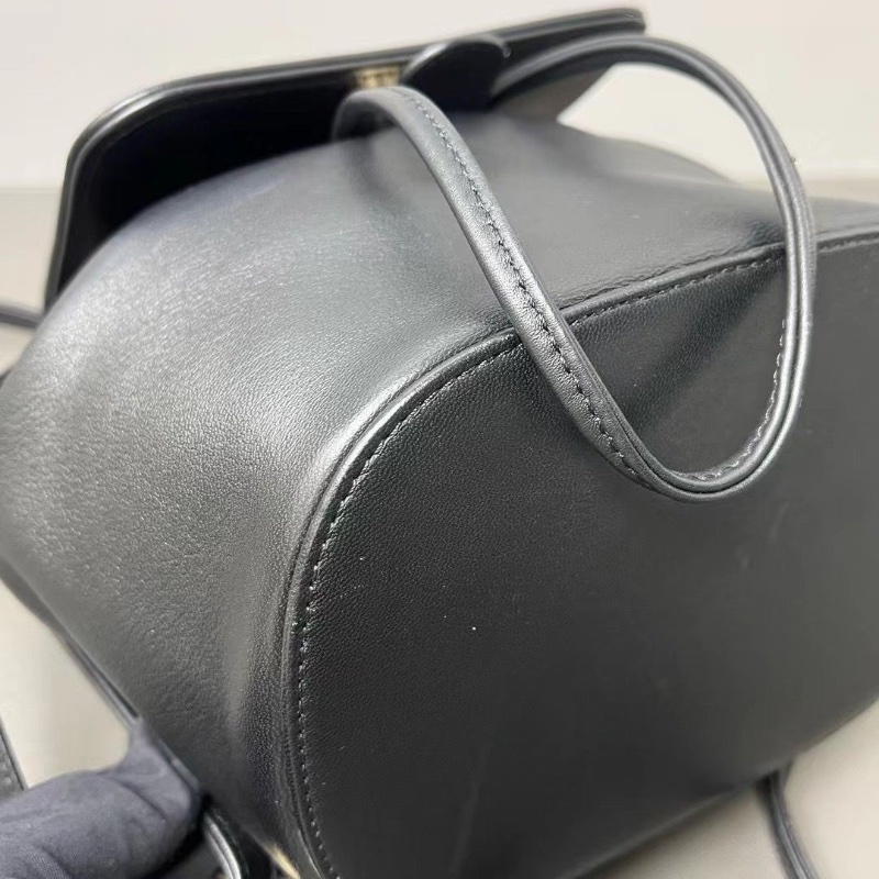 Chanel 金扣浮雕 大logo黑金後背包迷你小書包 羊皮 16*18*12cm 9新配件保卡塵袋-7