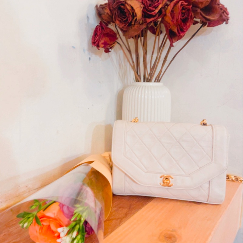 Chanel Vintage Classic White  Diana Bag 白色金扣-2