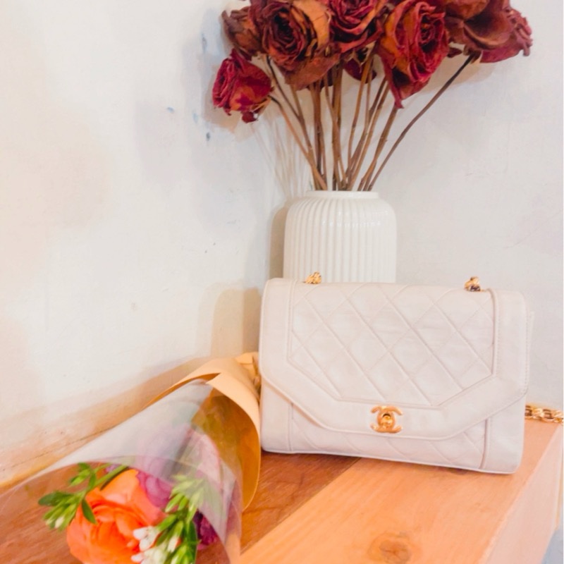 Chanel Vintage Classic White  Diana Bag 白色金扣-4