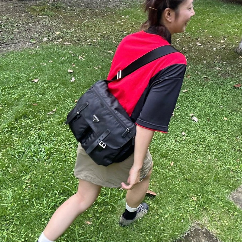 Prada 經典三角標黑銀尼龍郵差斜背包大號35*28*14 96新配件塵袋-0